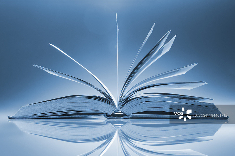 桌面上翻开的书本图片素材