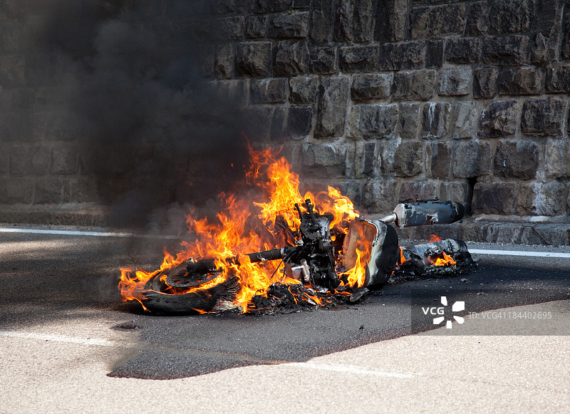 事故后燃烧的摩托车图片素材