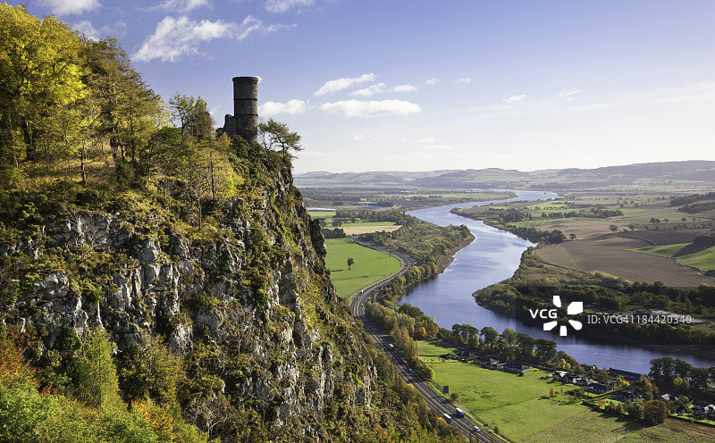 俯瞰大河的悬崖顶上的建筑图片素材
