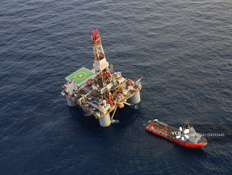石油钻井平台和支援船图片素材