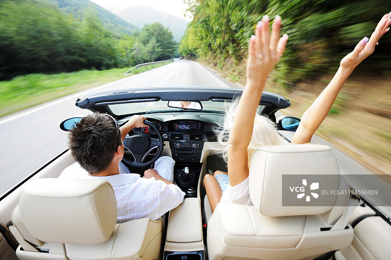 情侣驾车俯视图图片素材