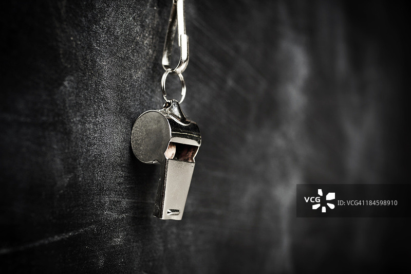 挂在板上的教练哨子图片素材