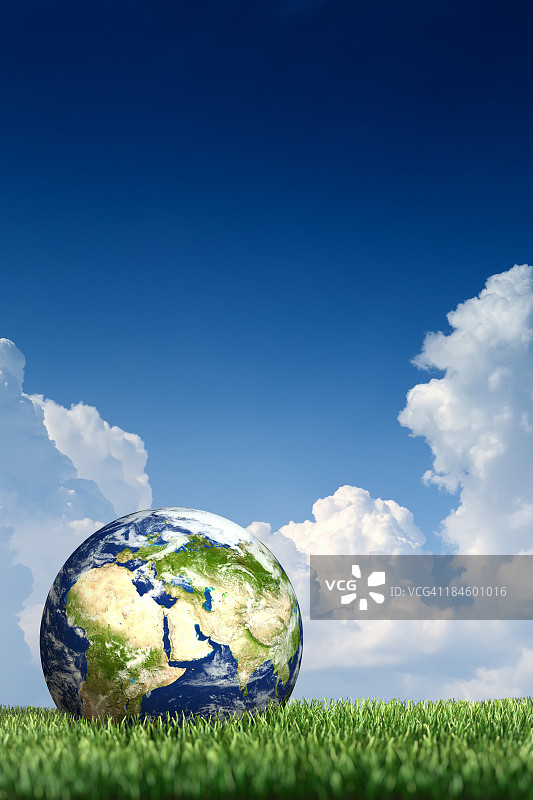 绿色草地上的世界地球仪图片素材