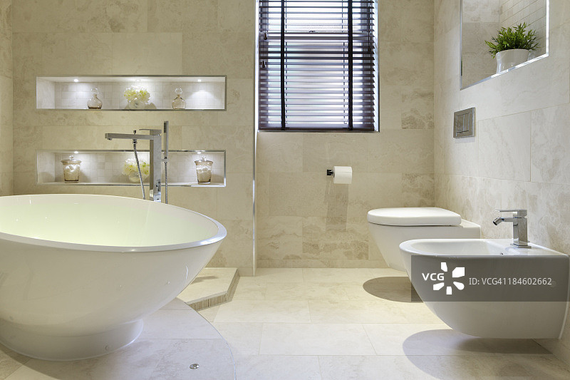 坐浴盆、浴缸和马桶图片素材