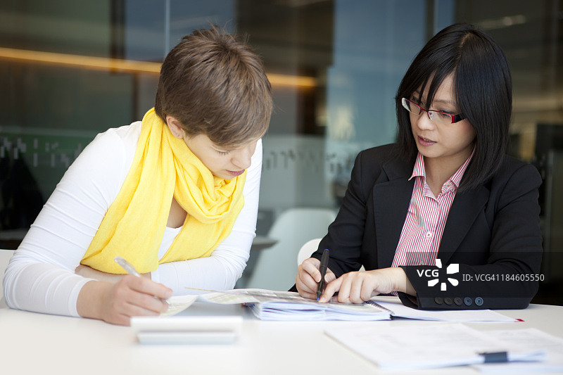 戴眼镜的年轻会计师在办公室开会图片素材