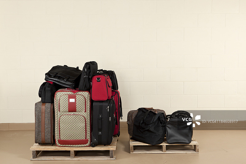 一堆丢失的行李图片素材