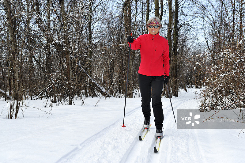 笑容满面的女子越野滑雪图片素材