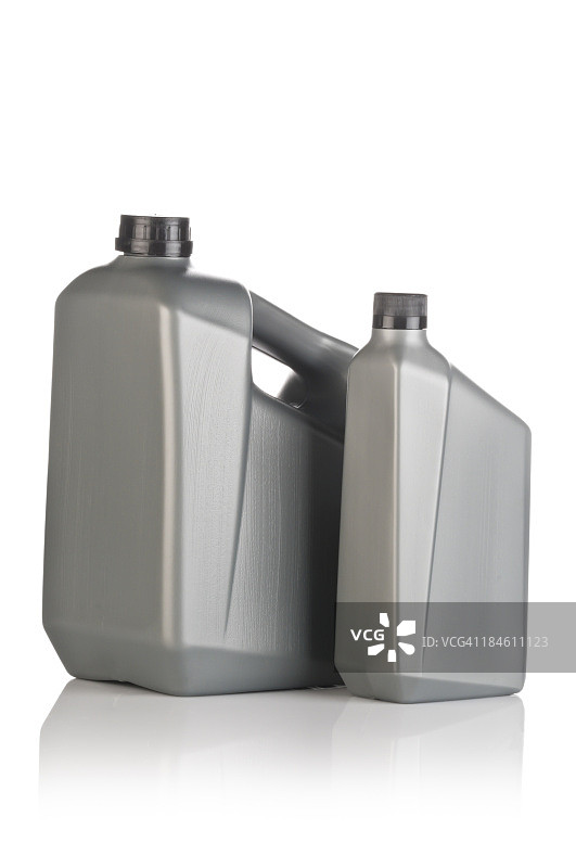 白色背景下的灰色润滑油罐图片素材