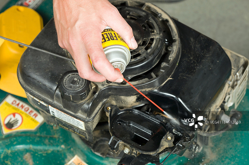 用喷雾清洁割草机化油器图片素材