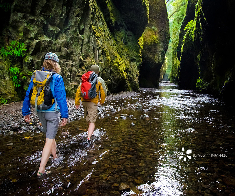 情侣在峡谷中徒步旅行图片素材