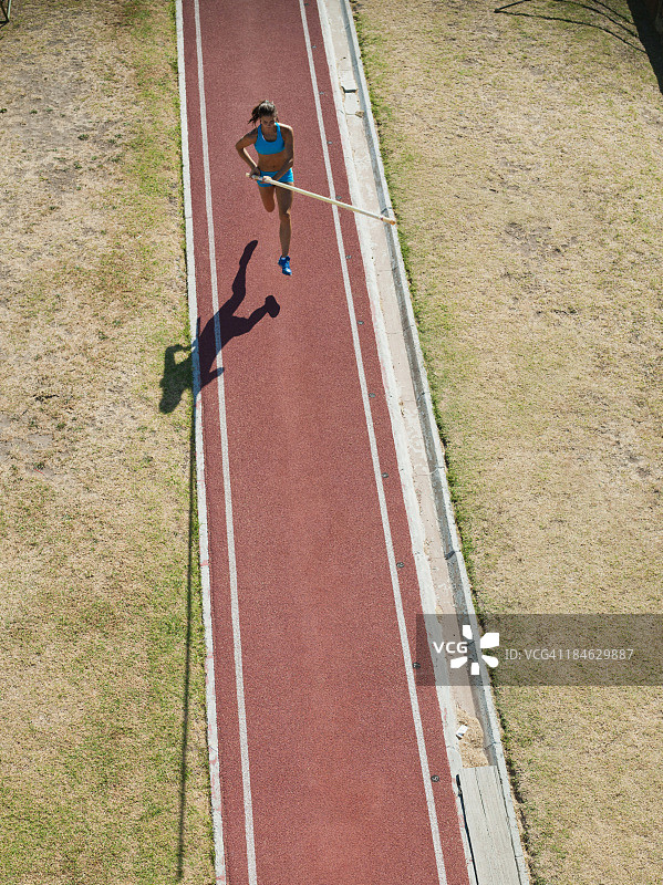 运动员助跑撑杆跳图片素材