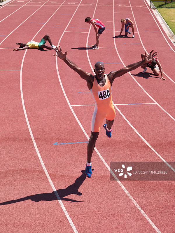 获胜的赛车手跳跃，疲惫的竞争对手在后面图片素材