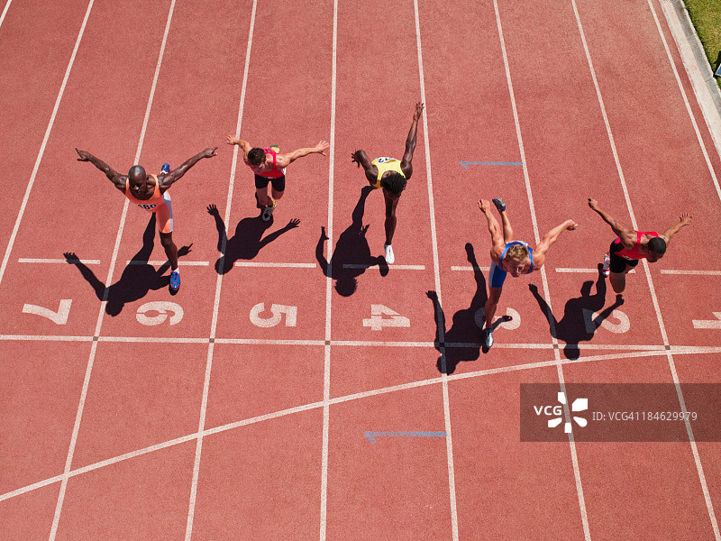 赛道起跑线上的赛车手图片素材