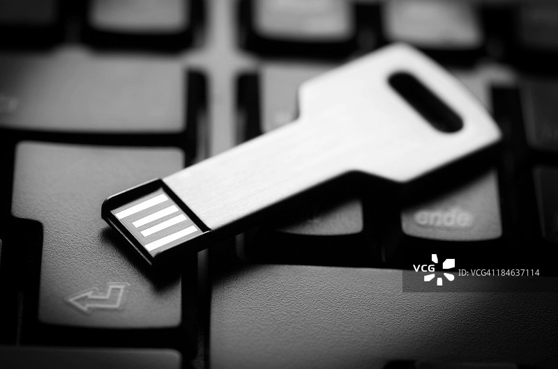 黑色键盘上的USB钥匙图片素材