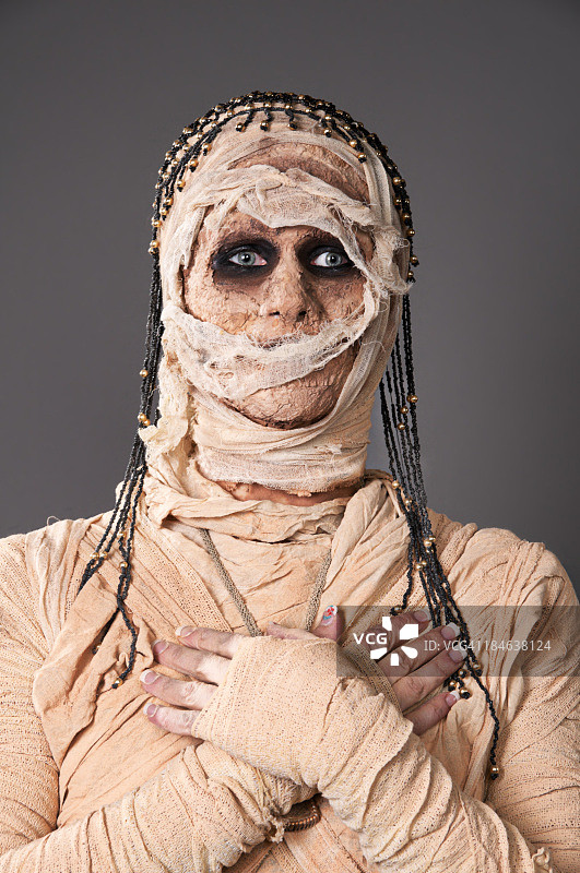 双手交叉凝视镜头的木乃伊图片素材