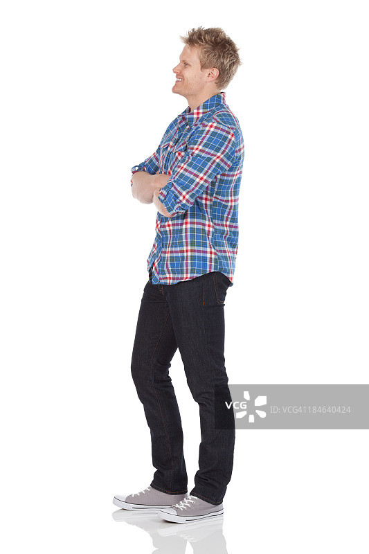 男人双臂交叉站立图片素材