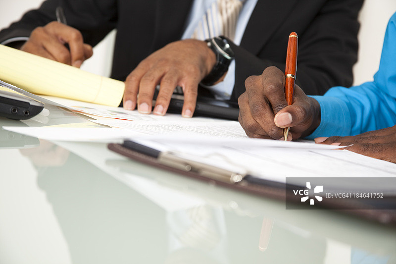 商务人士在办公室会议上做笔记，非洲人后裔，文书工作图片素材