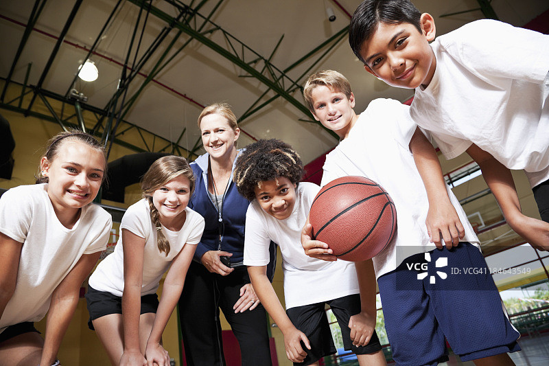 一群孩子和教练一起打篮球图片素材