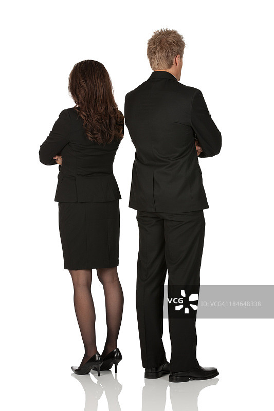 商务人士交叉双臂站立的背影图片素材