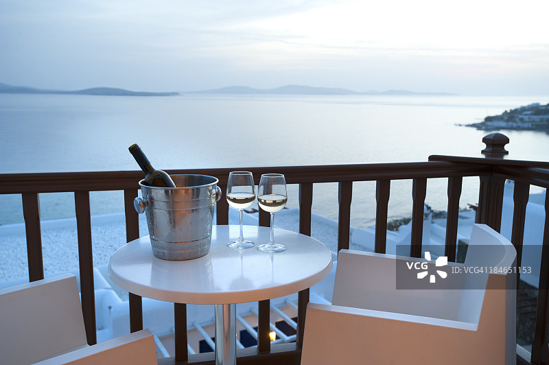 阳台上日落时分的两杯葡萄酒图片素材
