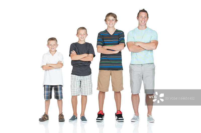 男子和孩子们按身高顺序站立图片素材