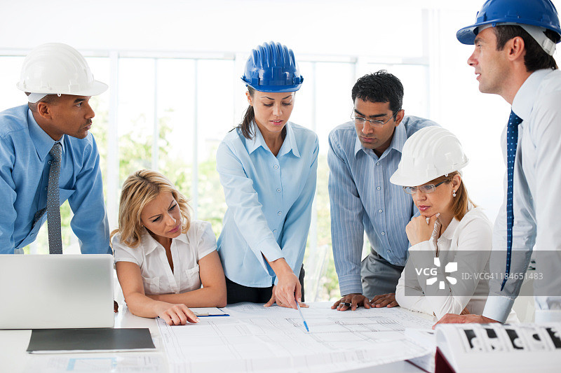 建筑师团队进行项目工作图片素材