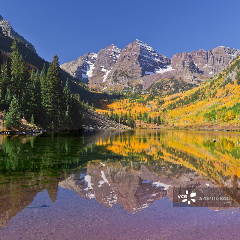 秋季栗色钟湖的倒影图片素材