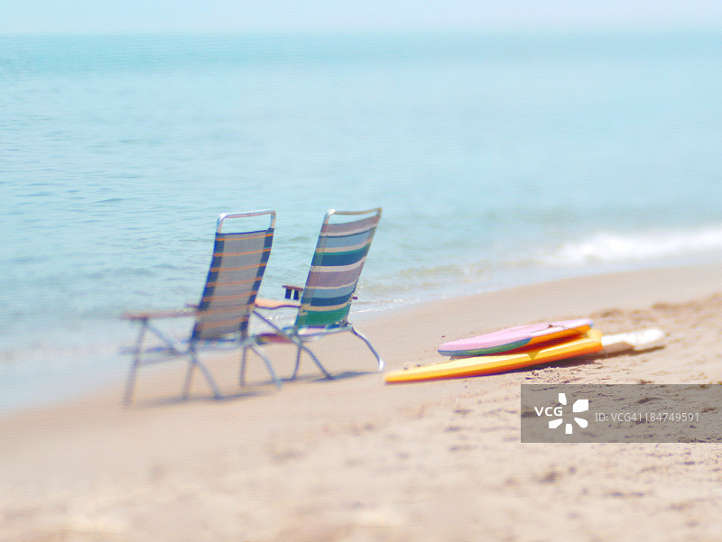 两把沙滩椅和冲浪板图片素材
