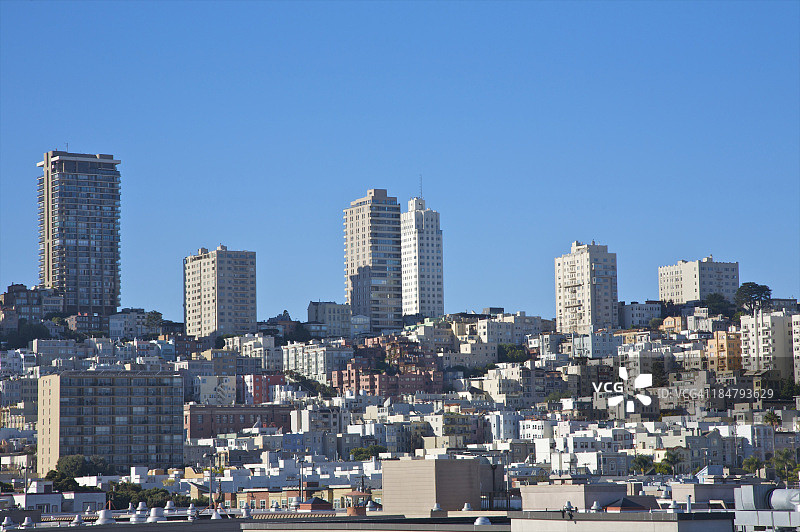 山坡塔楼下的白色城市建筑图片素材