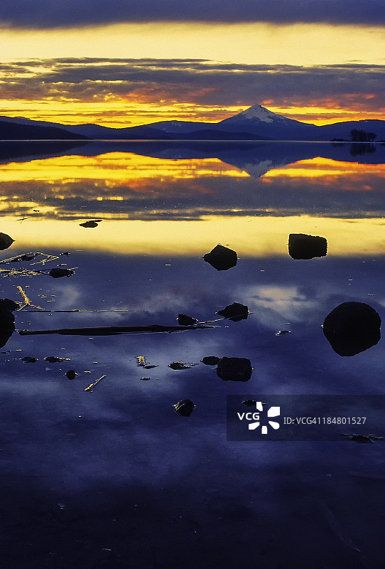 麦克劳克林山和克拉马斯湖图片素材