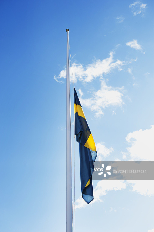 旗杆上的瑞典国旗图片素材