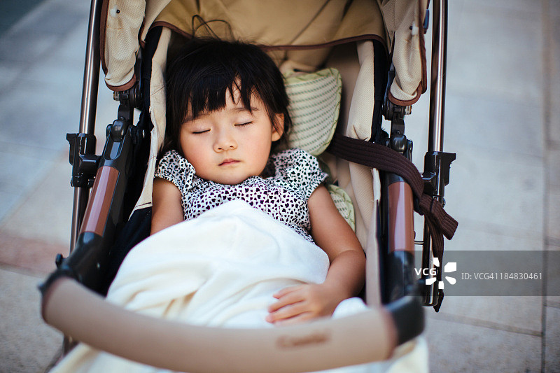 幼儿在婴儿车里睡得很香图片素材