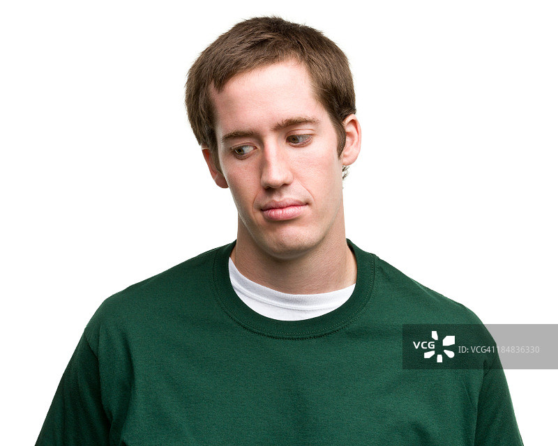 担忧的年轻男人向下看图片素材