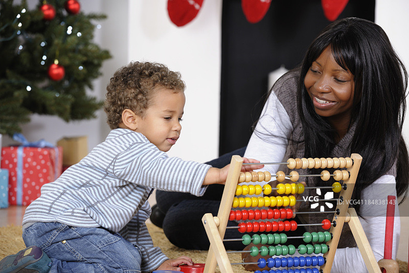 幼儿和母亲在圣诞节玩耍特写图片素材