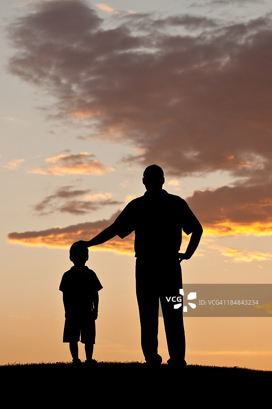 父亲和孩子的剪影图片素材
