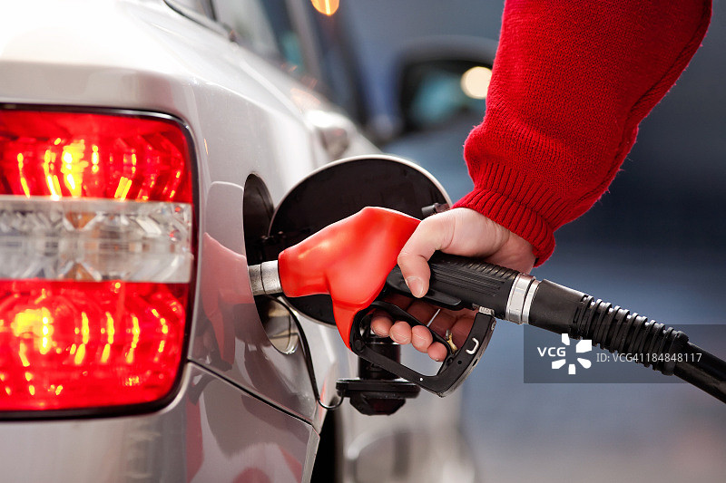 给汽车加油图片素材