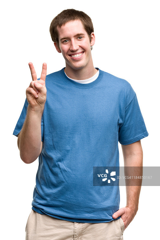 微笑的年轻人做出和平手势图片素材