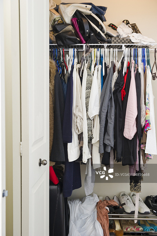 凌乱的衣柜图片素材
