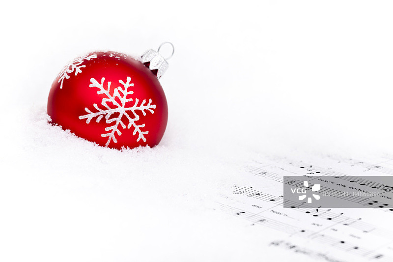 雪地上的红色小饰品图片素材