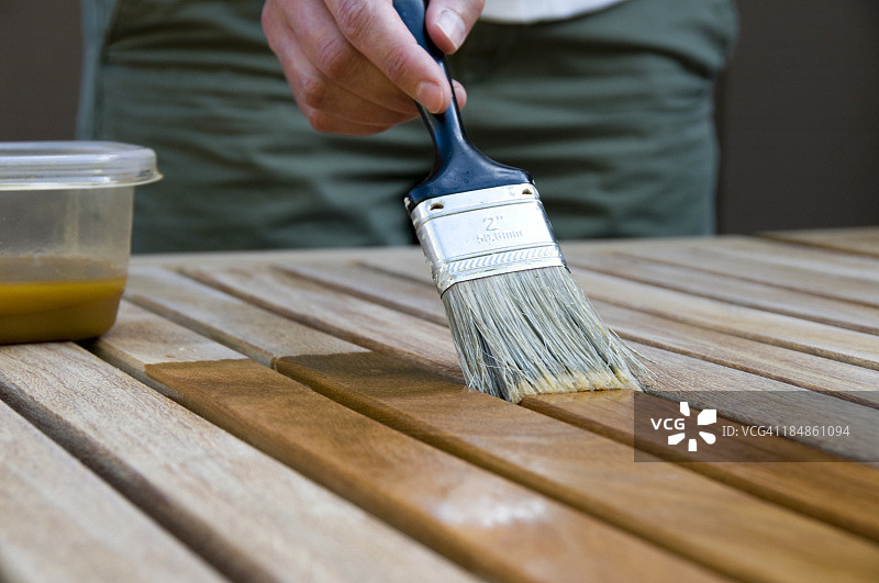 女人给木头上色图片素材