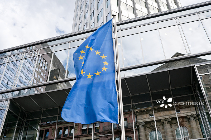 法兰克福欧洲大厦前的欧盟旗帜图片素材