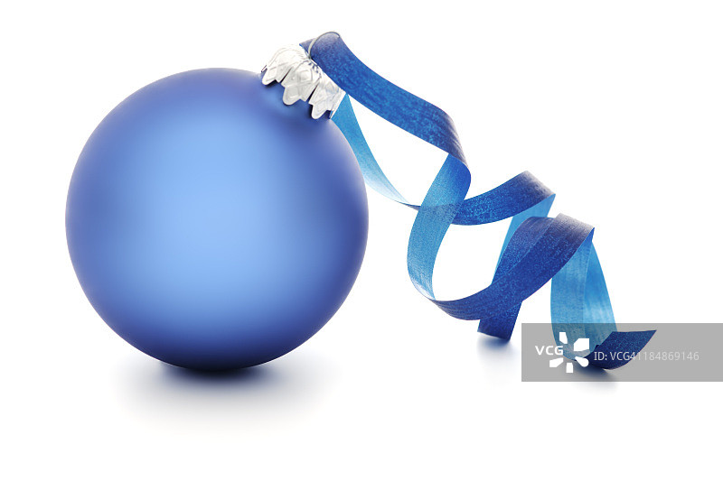 带丝带的蓝银色圣诞饰品图片素材
