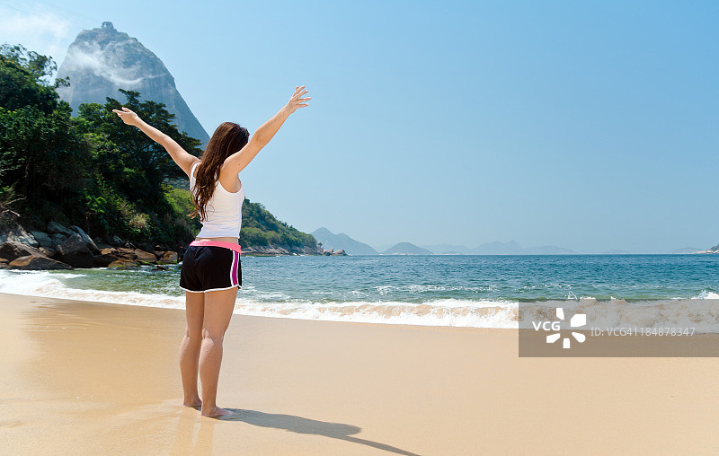 在海滩上放松图片素材