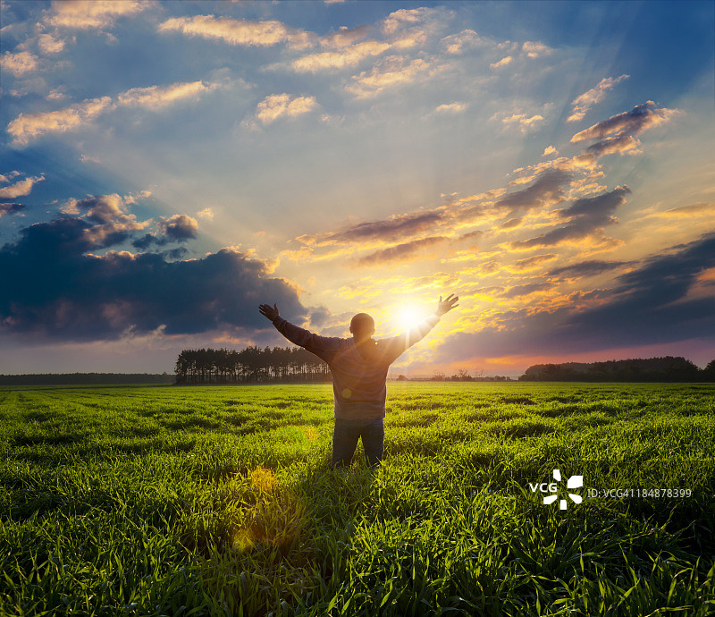 举起双手的自由男人图片素材