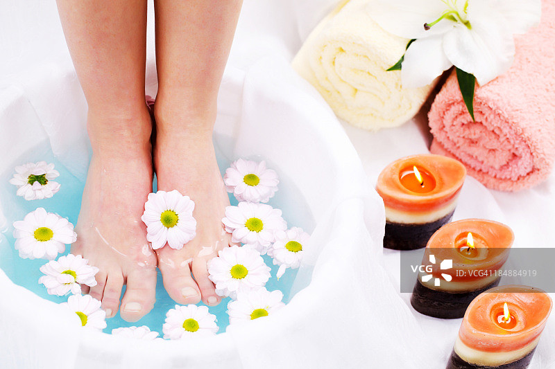 SPA护理：在蓝色水中的双腿图片素材