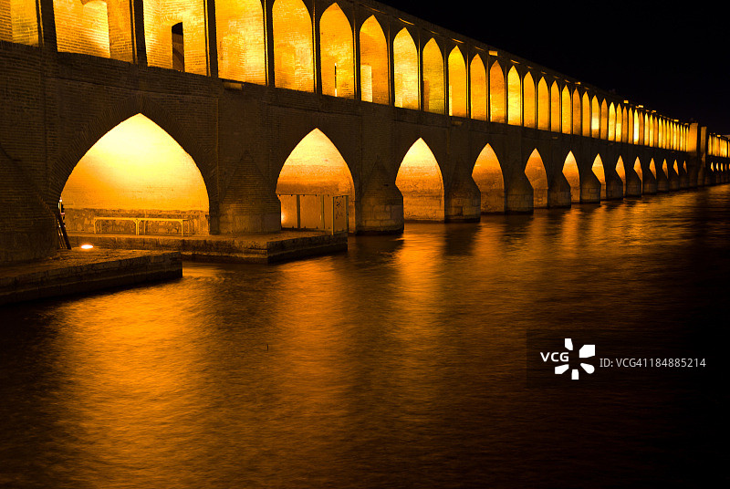 伊朗伊斯法罕的哈 जु 大桥图片素材