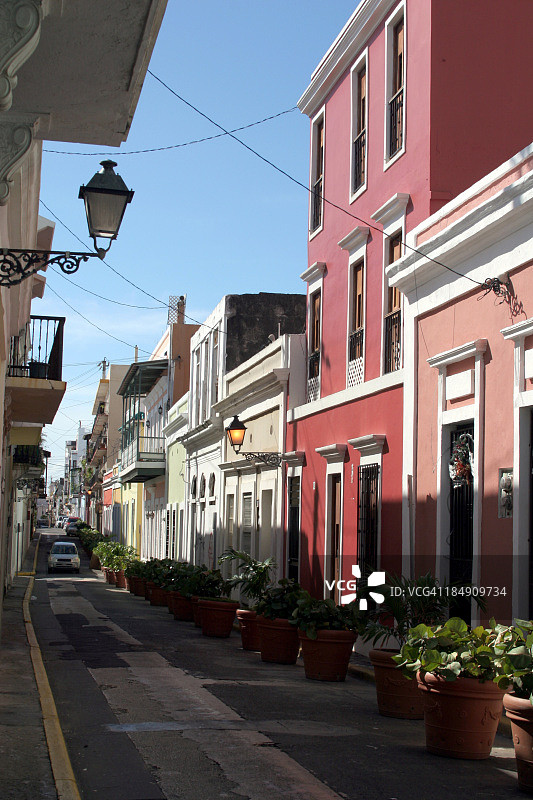 在波多黎各旧圣胡安的狭窄街道上行驶图片素材