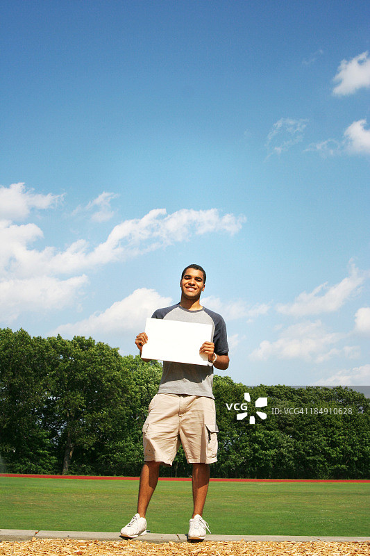 带有空白标牌的男人图片素材
