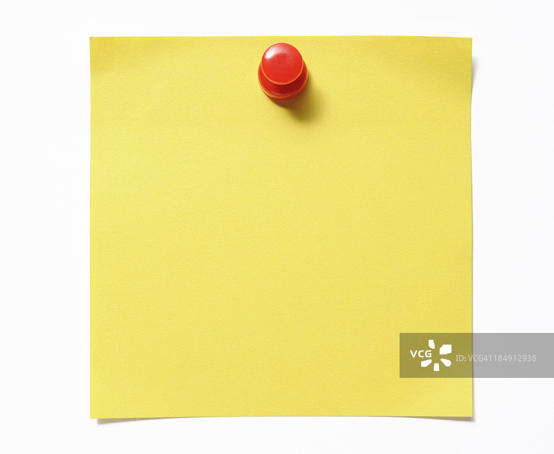 带红色图钉的空白黄色便签纸图片素材