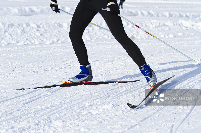 黑色滑雪装备在越野滑雪的腿部景象图片素材